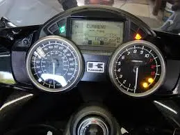Światła ostrzegawcze motocykla na desce rozdzielczej są włączone